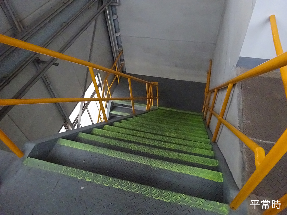 工場内の階段(平常時)