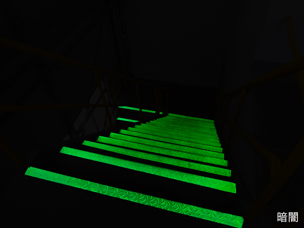 工場内の階段(暗闇)